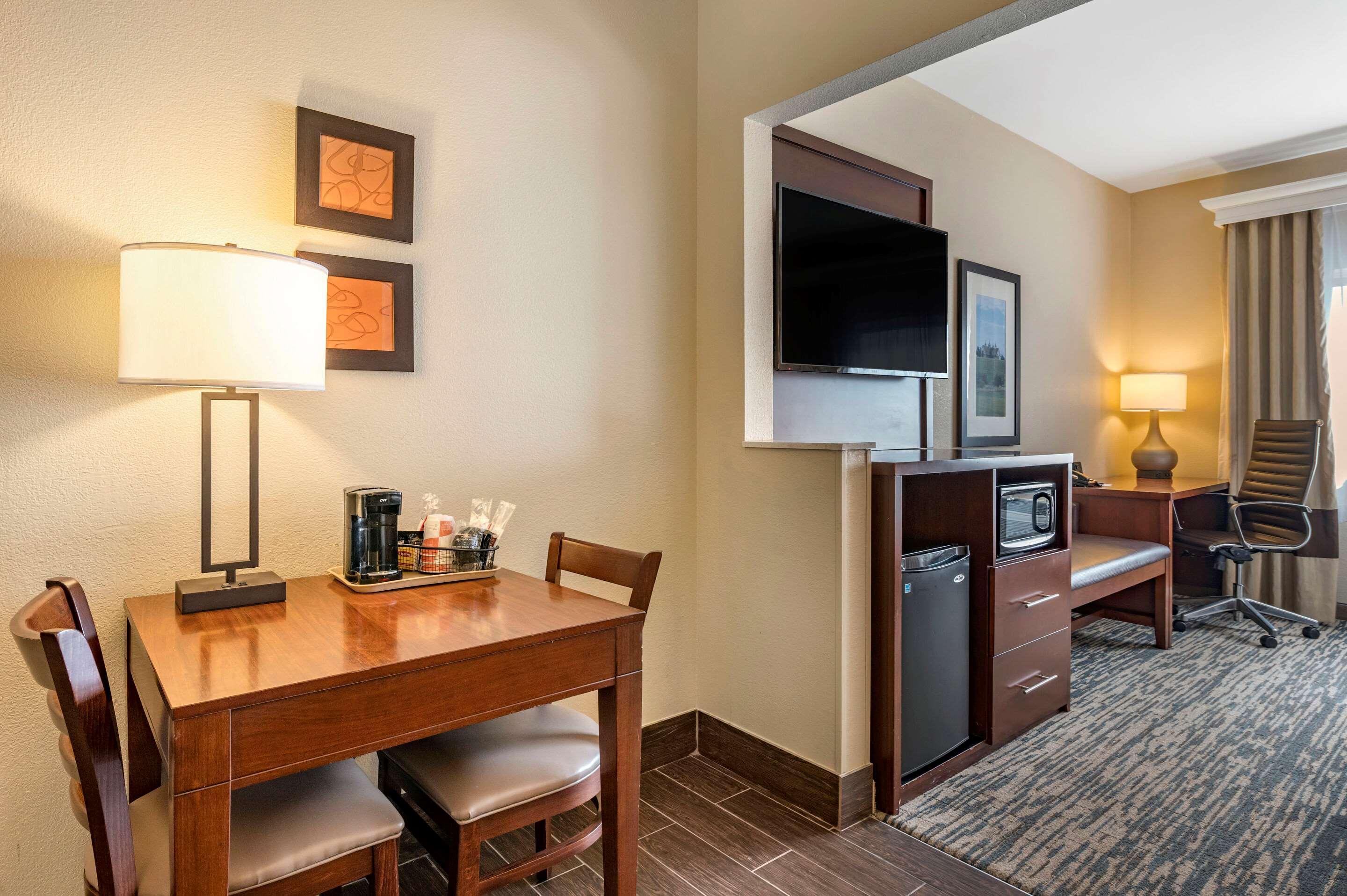 Comfort Suites Keeneland Lexington Exterior photo